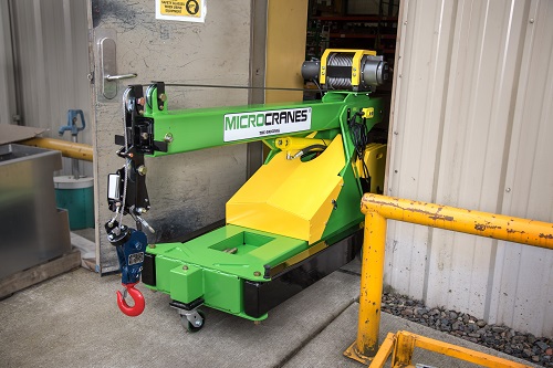 Grúa portátil industrial Microcranes en un espacio de trabajo