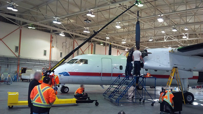 Mini grúa para mantenimiento de aeronaves en un hangar